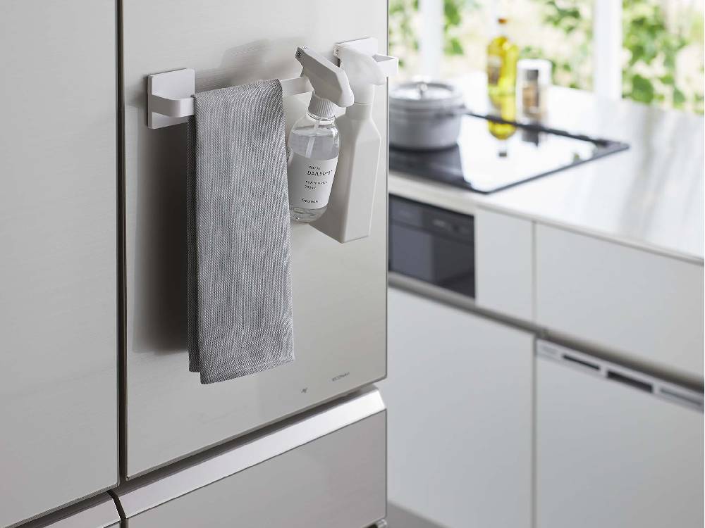 キッチンキャビネットにシルバー色のMISTミスト フィルムフック タオルハンガー W36が取り付けられている様子