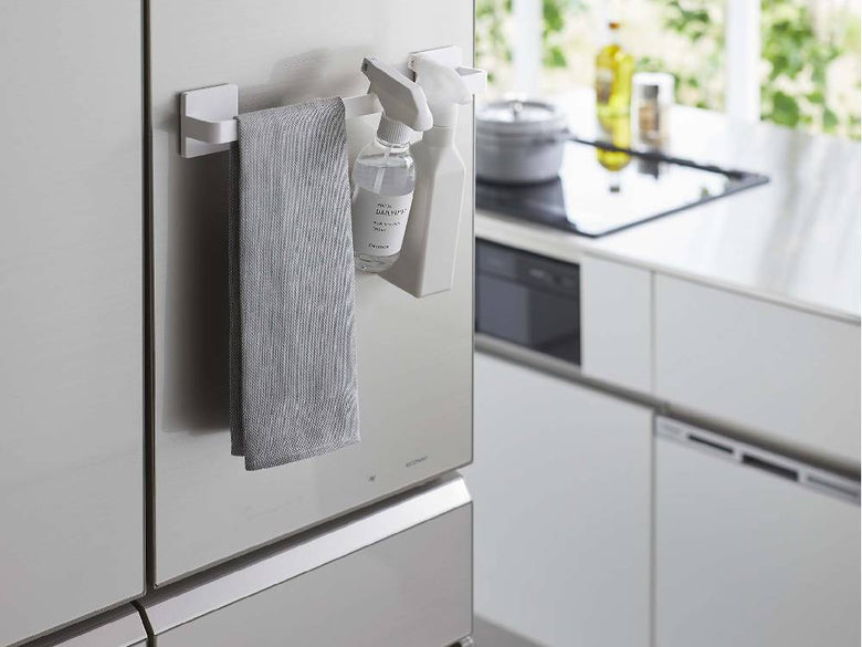 キッチンキャビネットにシルバー色のMISTミスト フィルムフック タオルハンガー W36が取り付けられている様子