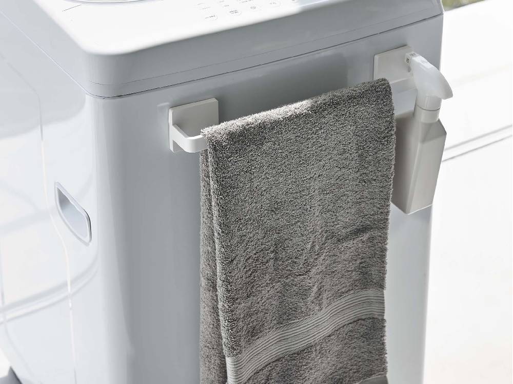 浴室に設置された【MIST/ミスト】フィルムフック タオルハンガー W36が洗濯機や洗面台などの家電と共に配置されている様子