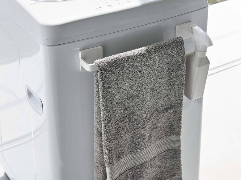 浴室に設置された【MIST/ミスト】フィルムフック タオルハンガー W36が洗濯機や洗面台などの家電と共に配置されている様子