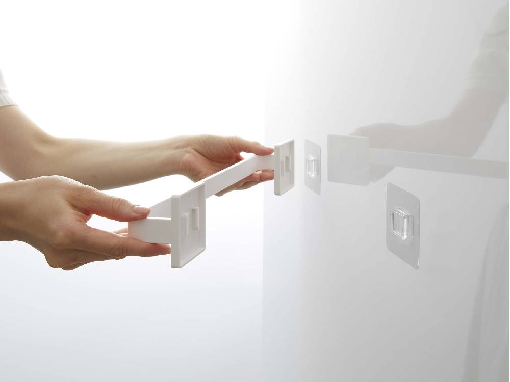 光沢のある壁面に取り付けられたMISTのフィルムフック タオルハンガーW36