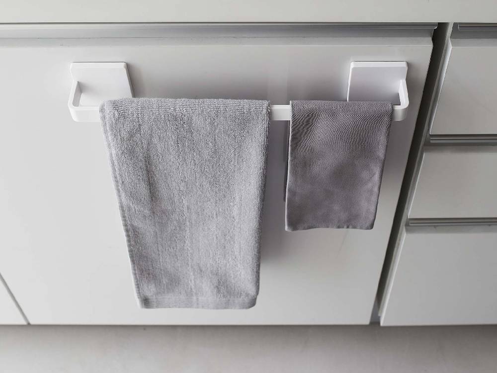 MIST/ミストのフィルムフック タオルハンガー W36が銀色のタオルバーとともに壁に取り付けられ、タオルが掛けられている様子。