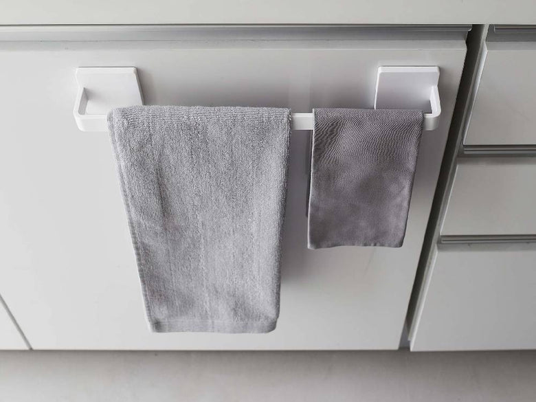 MIST/ミストのフィルムフック タオルハンガー W36が銀色のタオルバーとともに壁に取り付けられ、タオルが掛けられている様子。