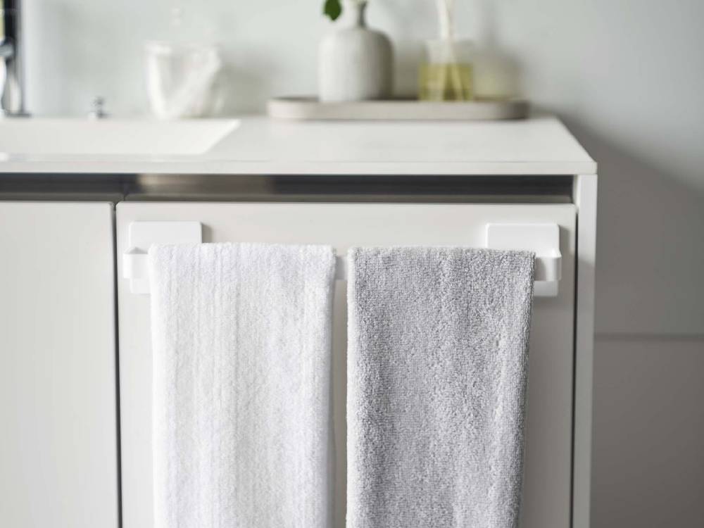 浴室キャビネットに取り付けられた【MIST/ミスト】フィルムフック タオルハンガー W36に掛けられたタオルと清潔な浴室の様子