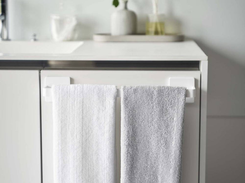 浴室キャビネットに取り付けられた【MIST/ミスト】フィルムフック タオルハンガー W36に掛けられたタオルと清潔な浴室の様子