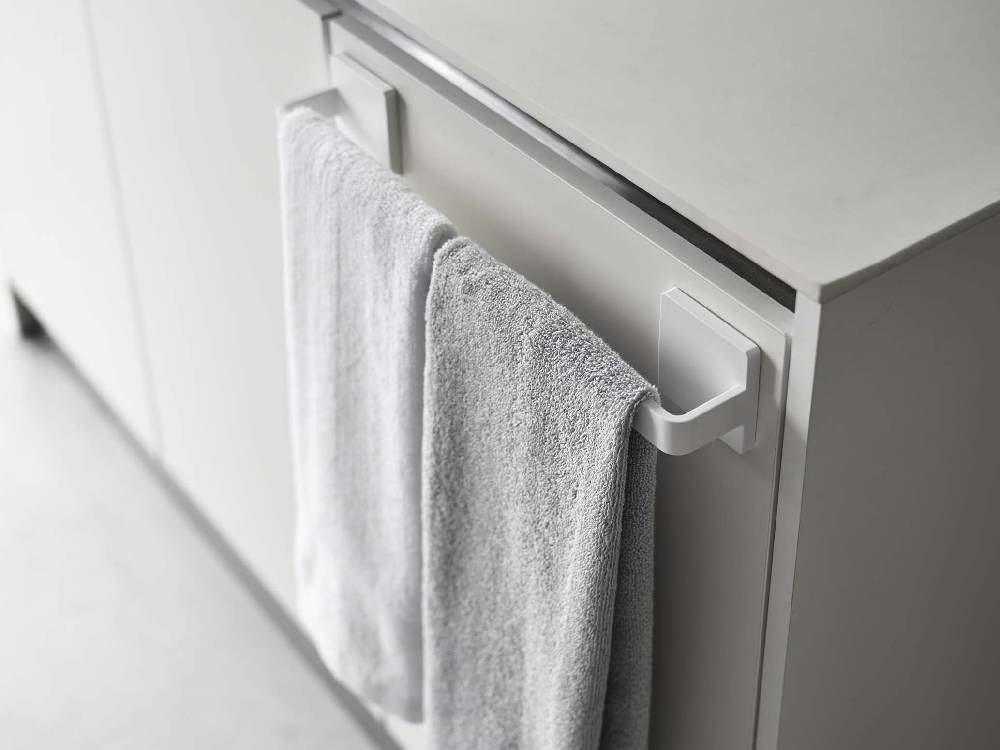 銀色の「MIST/ミスト」タオルハンガー、フィルムフック付きで浴室キャビネットに取り付け可能な家庭用ハードウェア