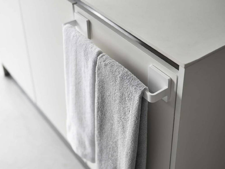 銀色の「MIST/ミスト」タオルハンガー、フィルムフック付きで浴室キャビネットに取り付け可能な家庭用ハードウェア