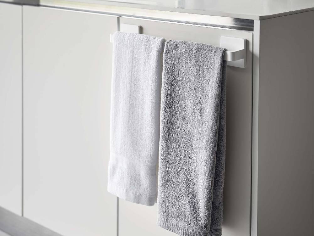 浴室のインテリアに調和したミストフィルムフックタオルハンガー（幅36cm）がシンクやタオル、バスキャビネットと共に配置されている様子