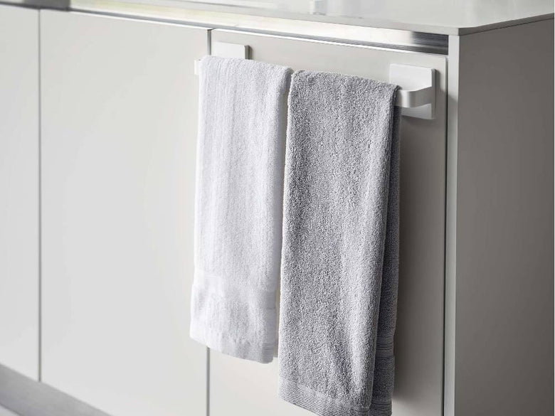 浴室のインテリアに調和したミストフィルムフックタオルハンガー（幅36cm）がシンクやタオル、バスキャビネットと共に配置されている様子