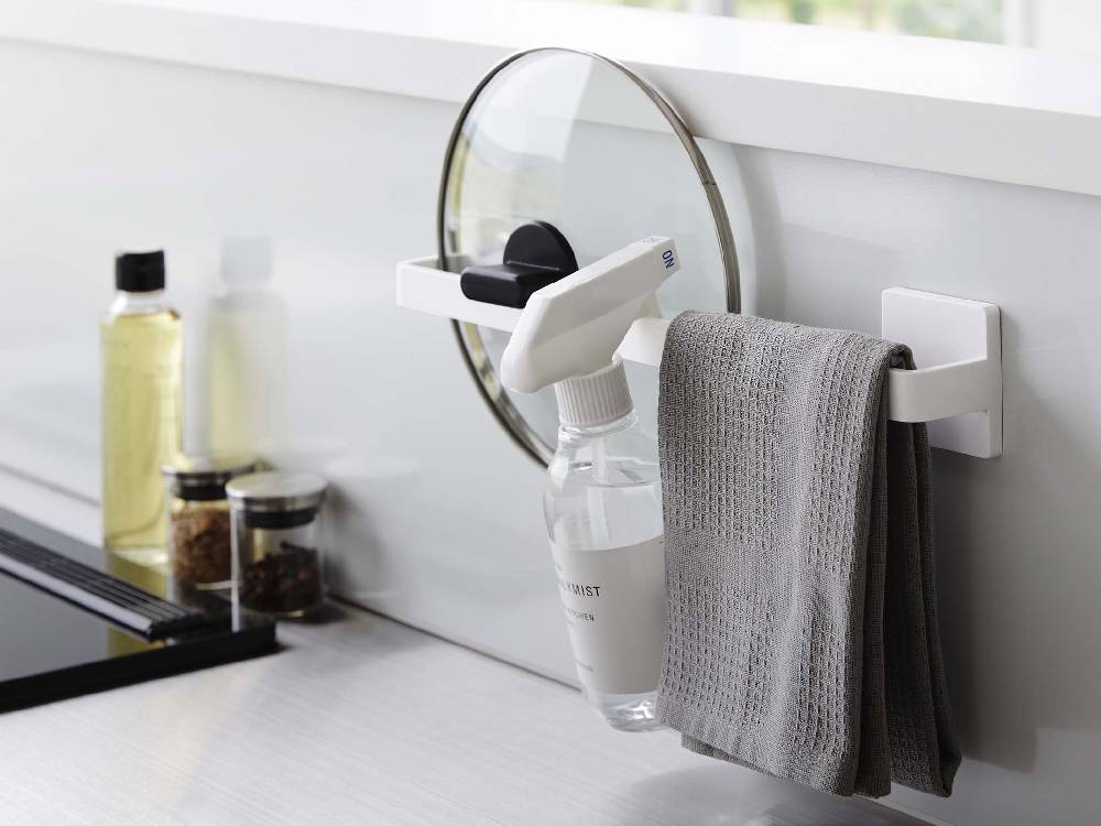 ミスト フィルムフック タオルハンガー W36が壁に設置されたモダンな浴室。ABS樹脂製で幅36cmのタオル掛け具が見える