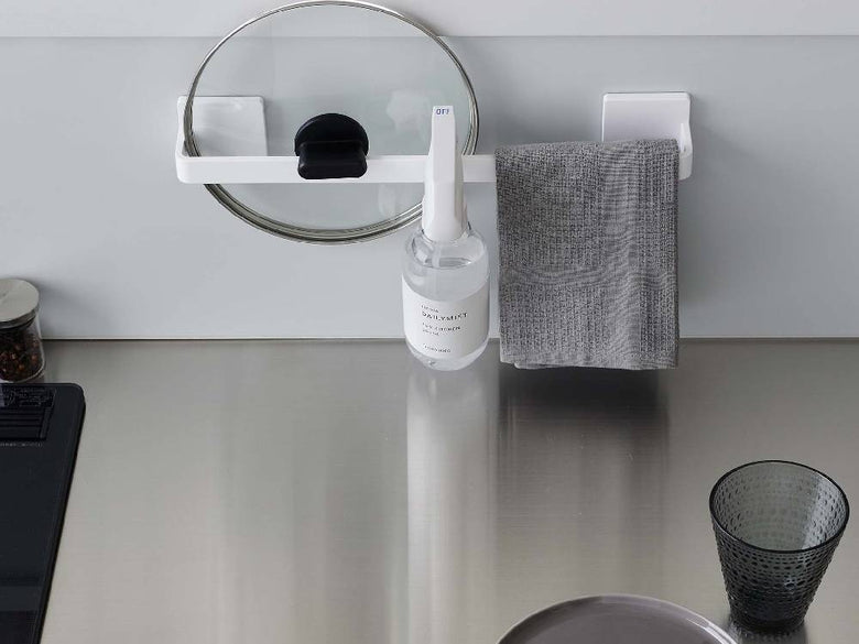 MIST/ミストの銀色フィルムフック タオルハンガー W36が壁面に取り付けられている様子
