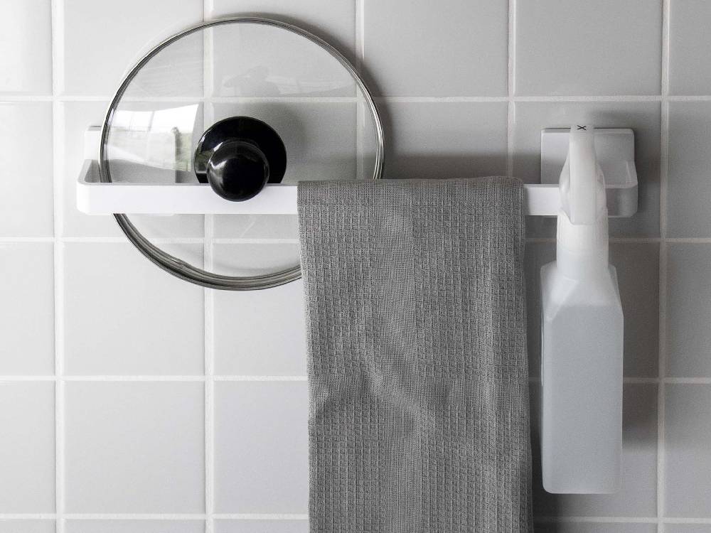 浴室に取り付けられたシルバーの【MIST/ミスト】フィルムフック タオルハンガー W36