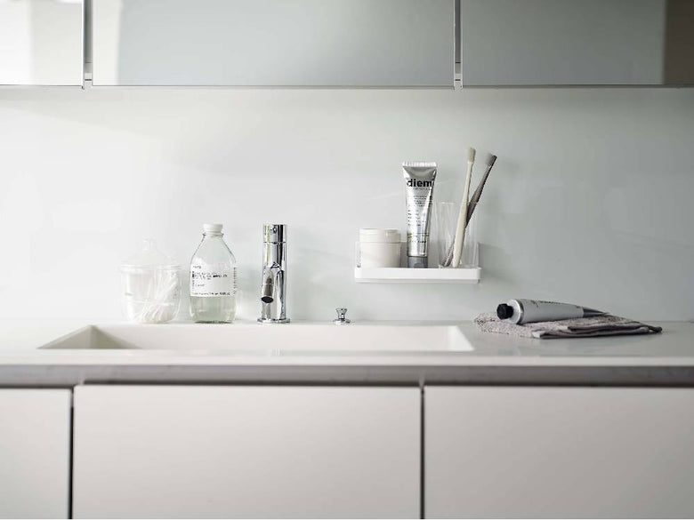 キッチンカウンター下に設置されたMISTミスト フィルムフック トレー W18。ABS樹脂製フィルムフックがシンク周りの配管器具と共に配置されています。