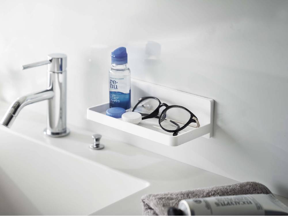 浴室のシンク上に取り付けられたMISTミスト フィルムフック トレー W18と、収納されたタップやソープディスペンサーなどの備品