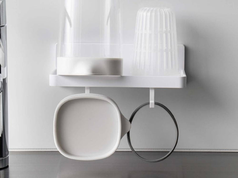 【MIST/ミスト】フィルムフック トレー W18の画像。幅18cmのABS樹脂製トレーと4つのポリカーボネート製フィルムフックがセットされたキッチン収納用アイテム。