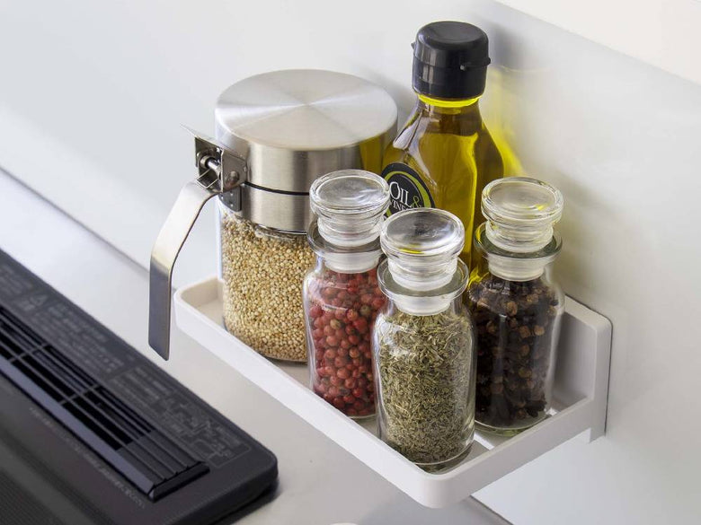 キッチンのカウンタートップに設置された【MIST/ミスト】フィルムフック トレー W18。ABS樹脂製のフックが4つ取り付けられ、調理器具や小型家電が整理されている様子。