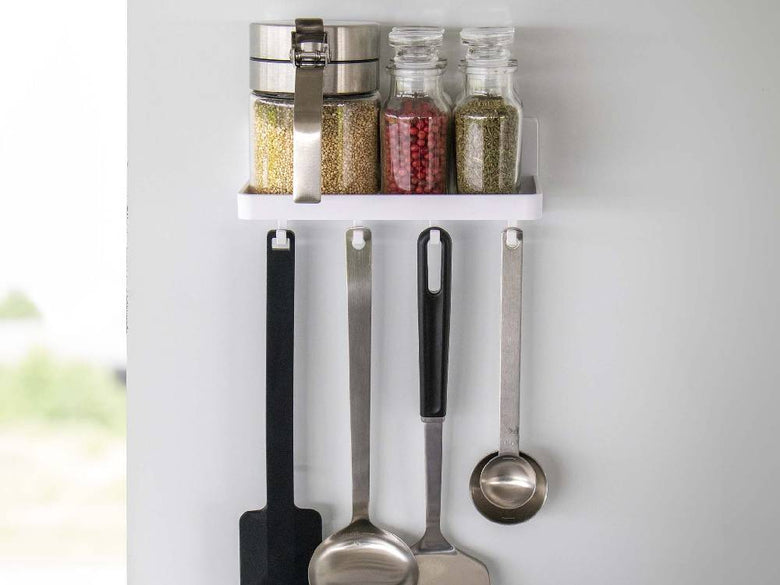 MISTミスト フィルムフック トレー W18にスパチュラやおたまなどのキッチン用具が整理されている収納システム