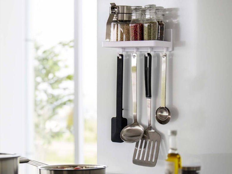 キッチンのカウンタートップに置かれた幅18cmの【MIST/ミスト】フィルムフック トレー W18と調理器具が整然と配置されている様子