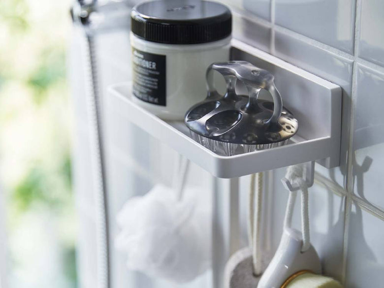 浴室に設置された【MIST/ミスト】フィルムフック トレー W18。タオルやボトル、歯ブラシホルダーなどが整理整頓されている様子