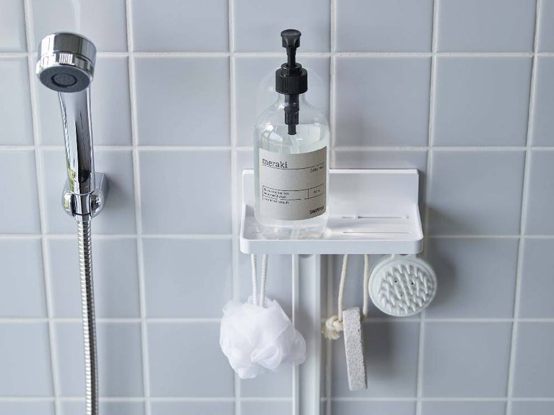 【MIST/ミスト】フィルムフックトレー W18が浴室の洗面台に取り付けられ、ソープディスペンサーや歯ブラシホルダーなどの個人ケア用品を整理している様子
