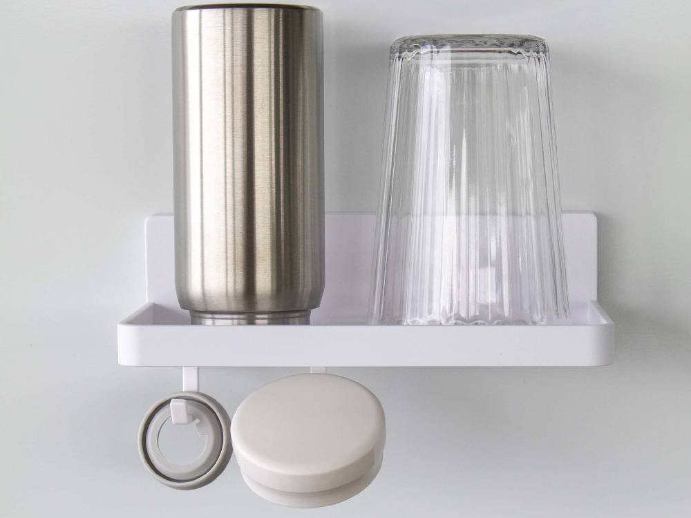 MISTのフィルムフックトレーW18がキッチンの棚に取り付けられ、プラスチック製の調理器具や家庭用品が整理されている様子