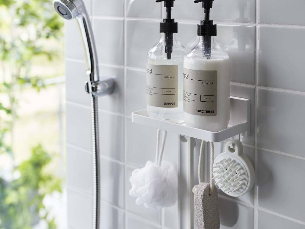 バスルームのシンク上に設置された【MIST/ミスト】フィルムフック トレー W18。石鹸やボトルを整理できるABS樹脂製トレー