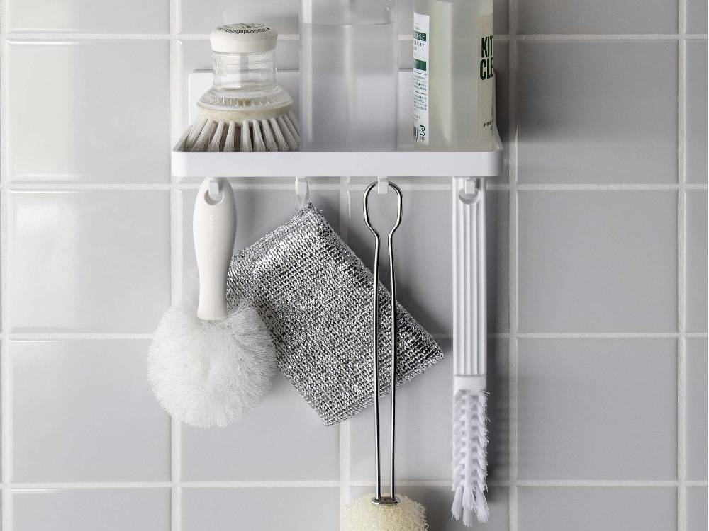 シルバー製のMISTフィルムフック トレー W18歯ブラシホルダーがバスルームの棚に取り付けられている様子