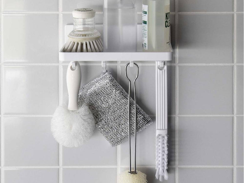 シルバー製のMISTフィルムフック トレー W18歯ブラシホルダーがバスルームの棚に取り付けられている様子