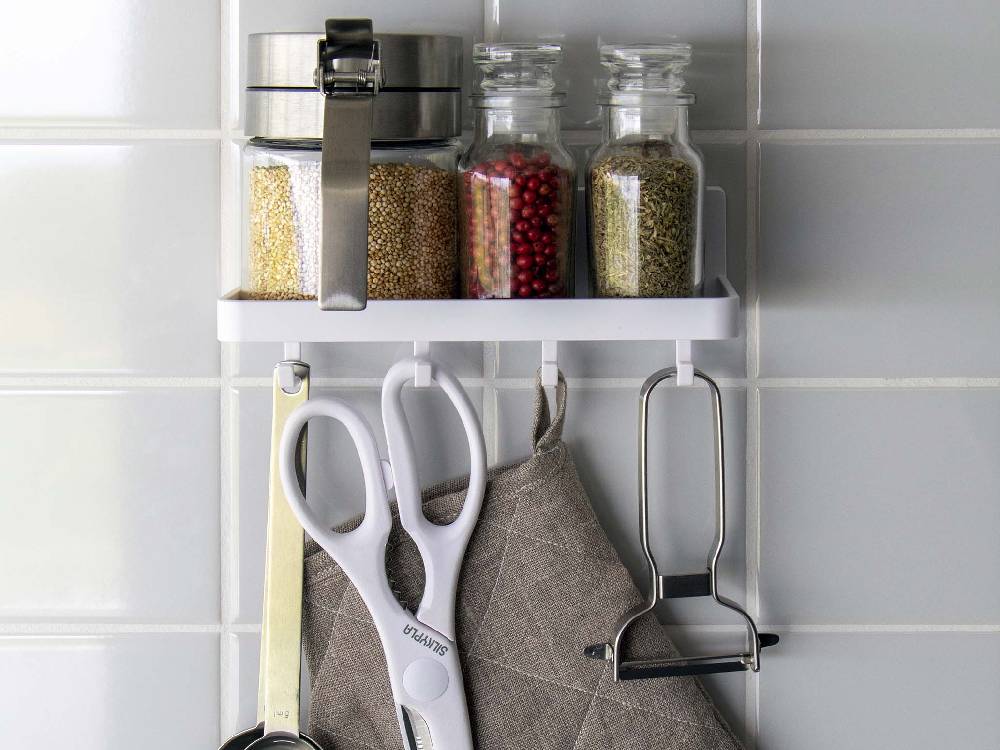 キッチン棚に設置されたミストフィルムフックトレー W18。瓶や調理器具、食品保存容器が整頓されています。