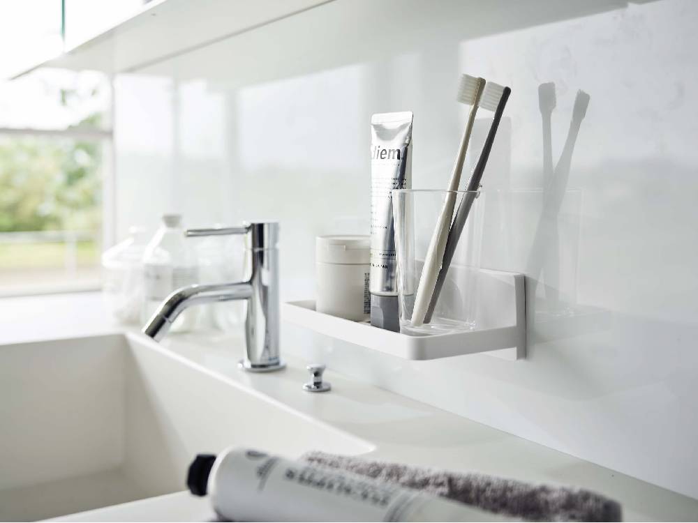 浴室の洗面台に取り付けられた【MIST/ミスト】フィルムフック トレー W18。四つの収納フックが付いたABS樹脂製のトレー