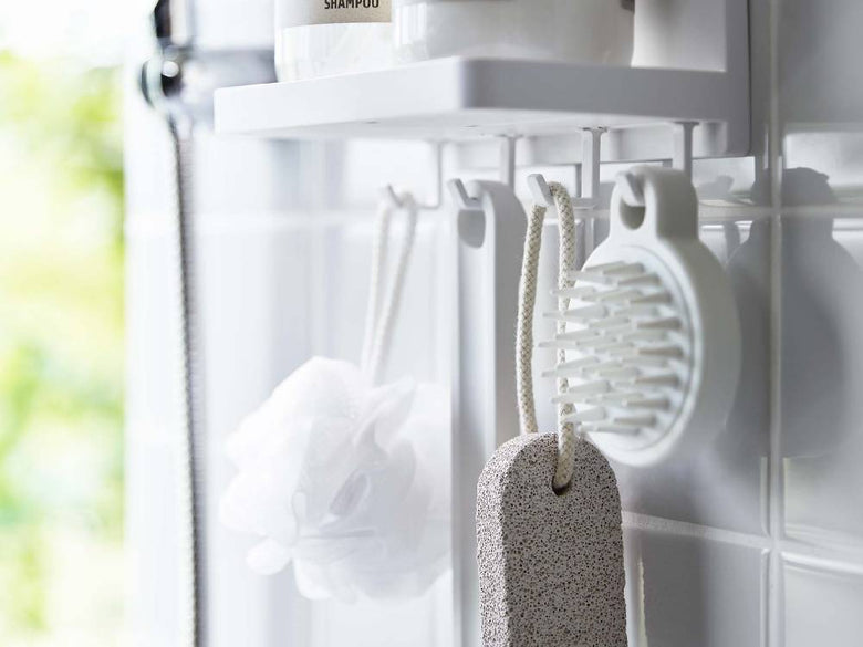 浴室のシンク周りに取り付けられたMIST/ミスト フィルムフック トレー W18で、洗面用具やキッチン用品を整理している様子