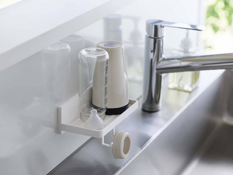 キッチンシンクに取り付けられた【MIST/ミスト】フィルムフック トレー W18と蛇口