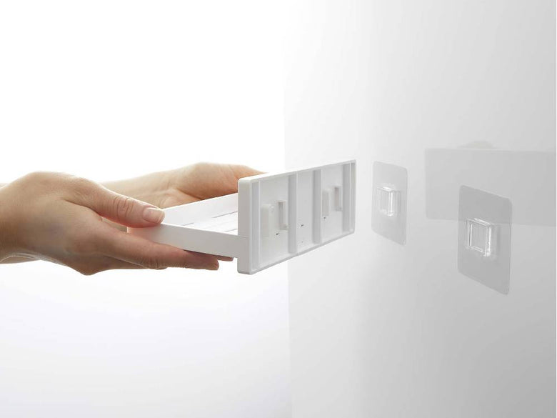 MISTのフィルムフック トレー W18。幅18cmのABS樹脂製トレーにポリカーボネート製フィルムフック4本が付属しています。