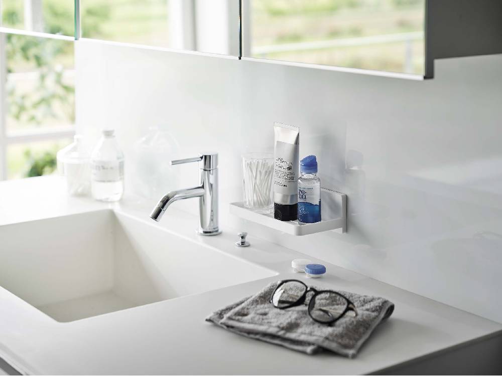 バスルームのシンク台に【MIST/ミスト】フィルムフック トレー W18が設置され、蛇口やボトルが整理されている様子