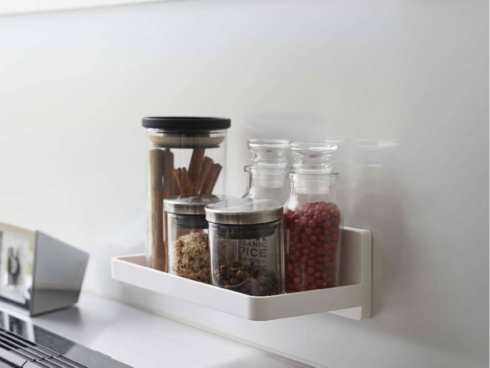 キッチンの棚に設置された【MIST/ミスト】フィルムフック トレー W18と食品保存用シルバー容器