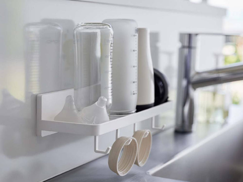 キッチンのシルバーカラーの棚に取り付けられた【MIST/ミスト】フィルムフック トレー W30