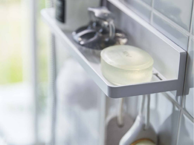 MISTフィルムフック トレー W30がキッチン棚に取り付けられ、調理器具や瓶を整理している様子