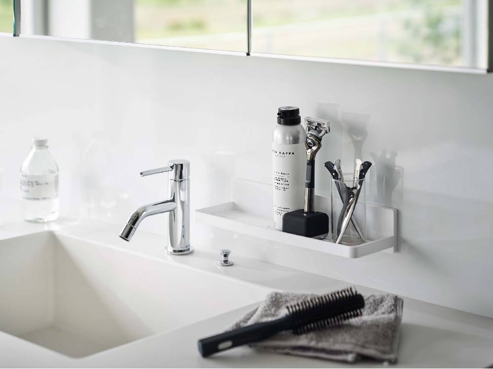 浴室のシンク上に設置された銀色の【MIST/ミスト】フィルムフック トレー W30。蛇口やソープディスペンサーが整然と配置されています。