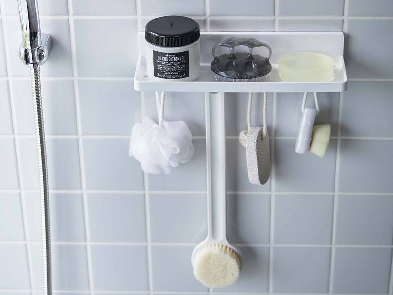 ミスト製フィルムフック トレー W30、幅30cmのプラスチック製トレーに4つのフックが付属し、キッチンやバスルームの平らな壁面に簡単に取り付け可能な家庭用整理用品