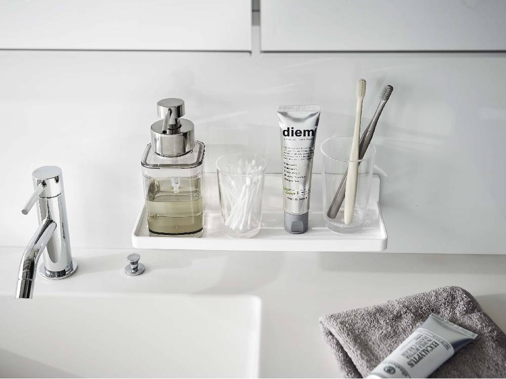 浴室のシンクに取り付けられた【MIST/ミスト】フィルムフック トレー W30とソープディスペンサー、蛇口などの浴室用品