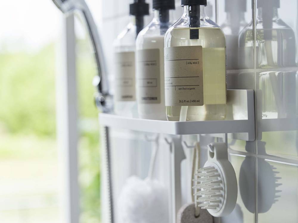 MIST/ミスト フィルムフック トレー W30が棚に取り付けられ、ボトルやキッチン用品が整然と掛けられている様子