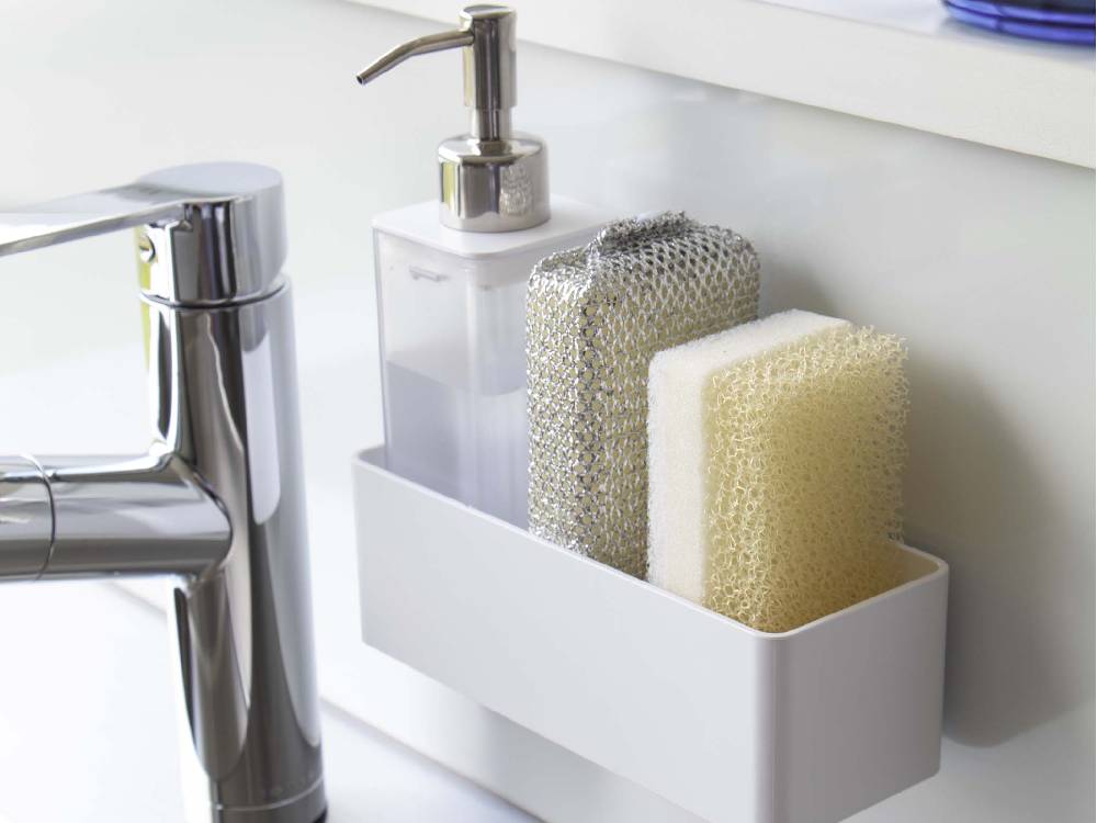 浴室の洗面台に取り付けられた【MIST/ミスト】フィルムフックラック W18が、ソープディスペンサーやボトル、コスメを掛けている様子