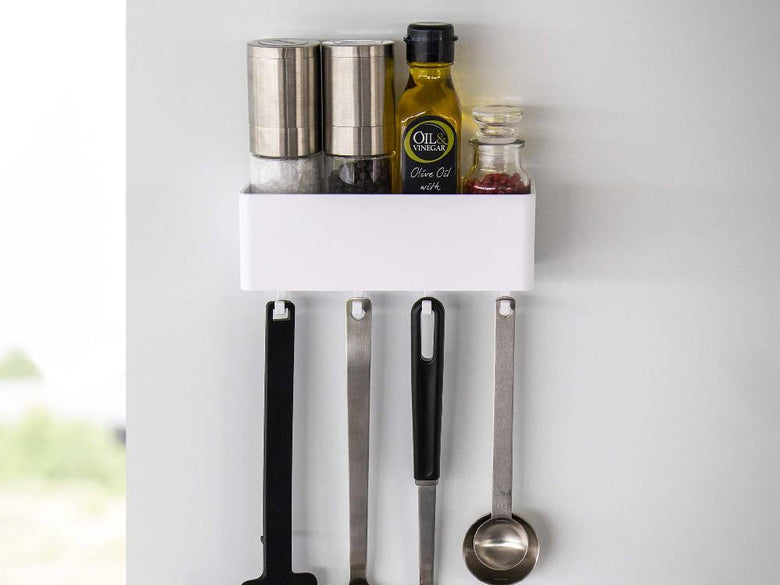 キッチン棚に設置された【MIST/ミスト】フィルムフック ラック W18に瓶や調理器具が整然と掛けられている様子