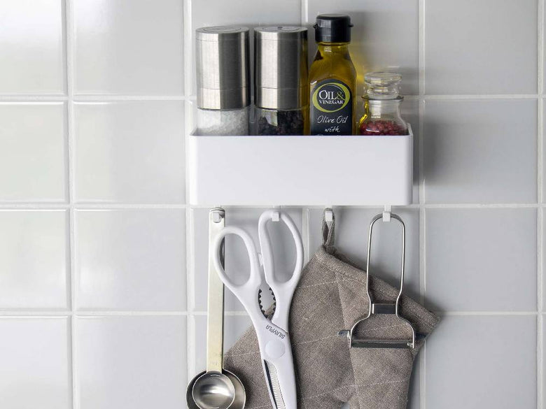 キッチンの棚に取り付けられたミストフィルムフックラック W18がボトルや調理器具を掛けて整理している様子