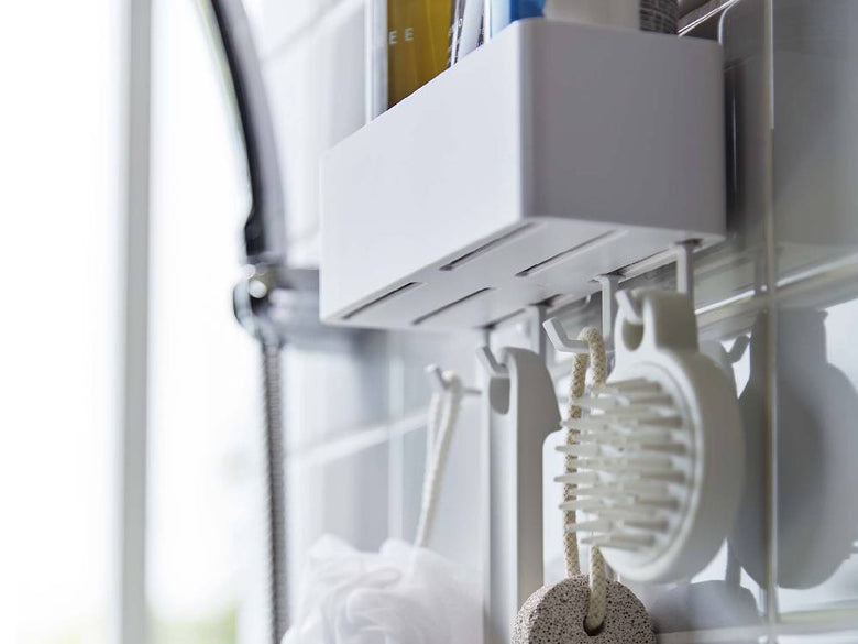 浴室内に設置された【MIST/ミスト】フィルムフック ラック W18。棚やタオル、蛇口などの家庭用品が整然と配置されています。