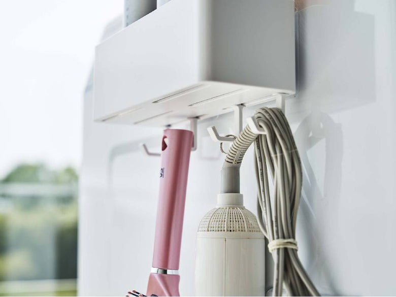 MIST/ミスト フィルムフックラック W18が光沢のある壁面に取り付けられ、電化製品や家庭用品が掛けられている様子