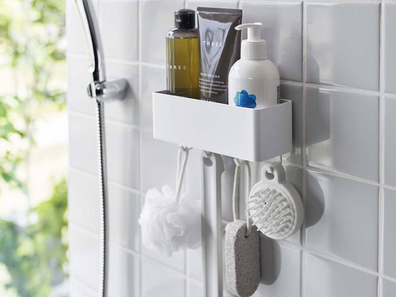 バスルームに設置された【MIST/ミスト】フィルムフックスラック W18とソープディスペンサー、タオル、歯ブラシホルダーなどの洗面用品