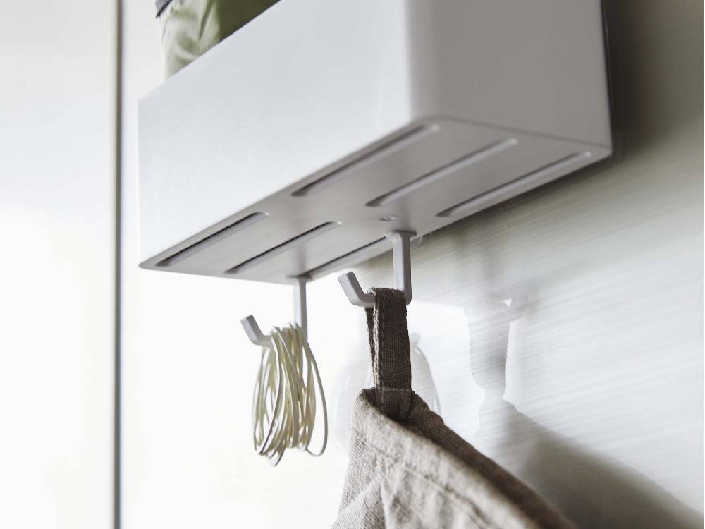 グレーの室内にシルバーのフィルムフックラック「MIST/ミスト」W18が設置され、タオルや衣類が掛けられている様子