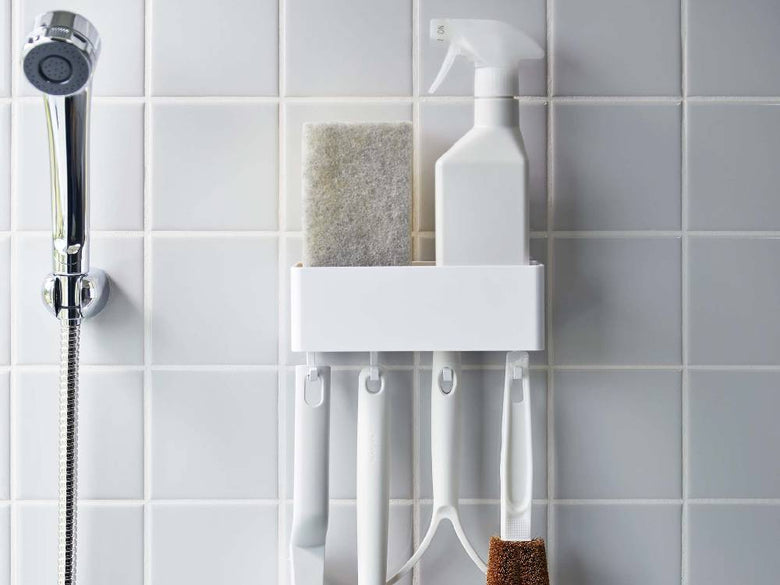 浴室のシンク周りに設置された【MIST/ミスト】フィルムフックラック W18。タオルや洗面用具が掛けられている様子