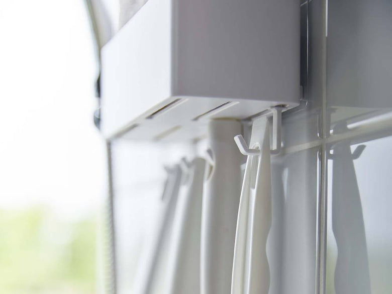 シルバーのウィンドウトリートメントが掛かったグレーのカーテン付きガラス窓